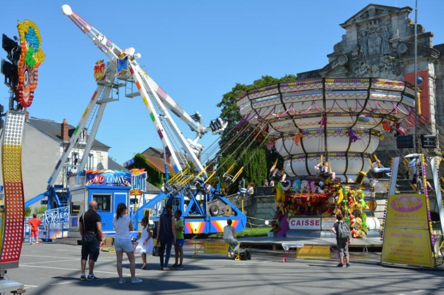 Bourges : coup d'envoi de la fête foraine place Séraucourt !